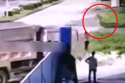 少年飙车撞路基身亡 过路司机报警赔51万