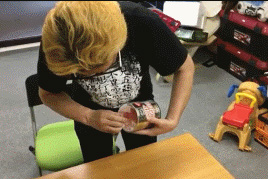 大叔吃下放了16年的泡面 全程表情不可描述