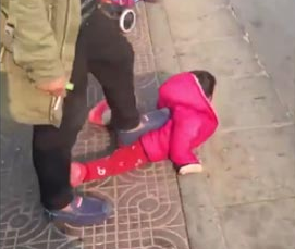 畜生!父亲公交站狂踩幼女,并连扇耳光！