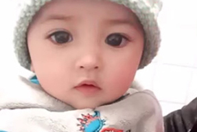 女婴出生自带美颜 结果妈妈晒出长大后...