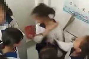 女生遭12名同学掌掴17次 打人者:都不忍心打了