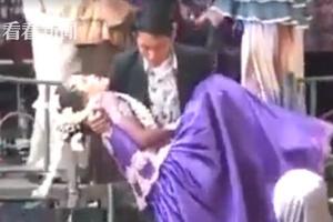 新娘哭昏新郎冷眼旁观 前男友看不下去抢婚