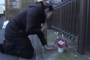 开庭前江歌母亲公寓前祭拜：歌儿请放心