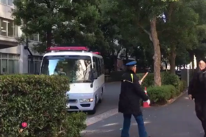 江歌案嫌疑人陈世峰囚车驶入法院 一路无人跟随