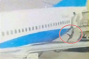 厦航空姐从后舱门坠落 视频曝光事发瞬间