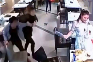 实拍女食客吃火锅引口角 战况激烈互泼锅底