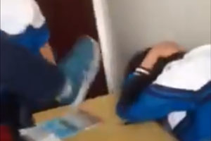 六安某中学多名男生围殴一女 现场惨烈