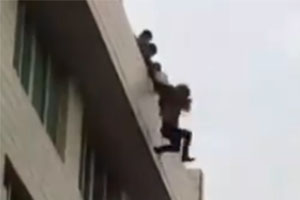 惊险！男子失恋意图轻生 坠楼瞬间被抓回