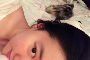 刘亦菲素颜撸猫气色红润 露半边脸慵懒迷人