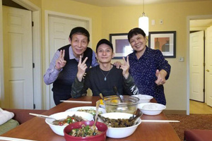 李维嘉晒与父母三人吃饭照 桌上却有四双筷子