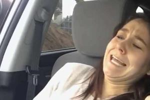 水牛钻车窗抢吃的 美女被活生生吓成表情包