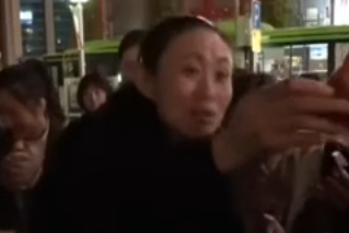 回顾：江歌妈妈给志愿者带调料 露出久违笑容