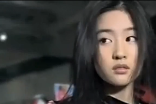 谁没年轻过？刘亦菲早年MV花絮曝光青涩俏皮