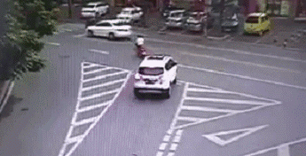 中学生闹市飙摩托车 30秒连撞两车当场丧命