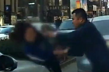 女司机人行道开车按喇叭 遭挡路男子痛打