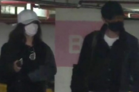 恋情坐实？实拍赵丽颖夜宿冯绍峰家十几小时