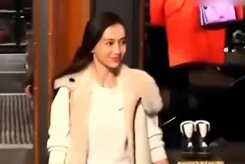 Baby追星也疯狂 抓手求合照对方一脸冷漠