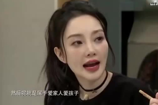 李小璐坦言不用说话就能拿得住贾乃亮