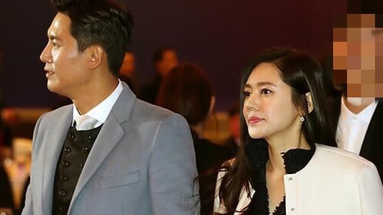 秋瓷炫挺孕肚出席活动