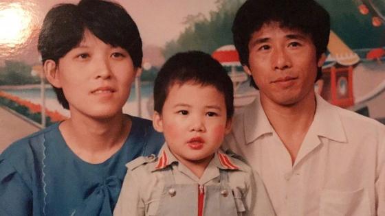 大张伟晒童年时期全家福