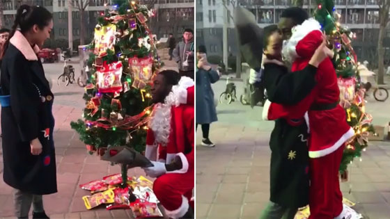 黑人留学生用辣条圣诞树表白中国妹子