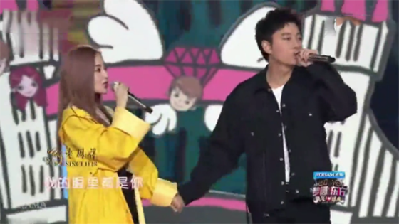 绯闻风波后首同台！李小璐贾乃亮甜蜜合唱