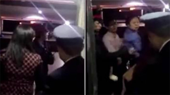 女子拦车门被女列车员一把拽开 网友称赞