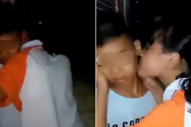 小男孩被小女孩强行壁咚 围观者嬉笑不止