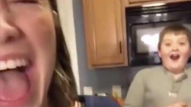 美女姐姐恶作剧屁声如雷 弟弟被吓成表情包