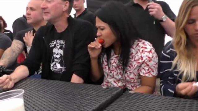 实拍英国吃辣椒比赛 你会倒在第几轮？