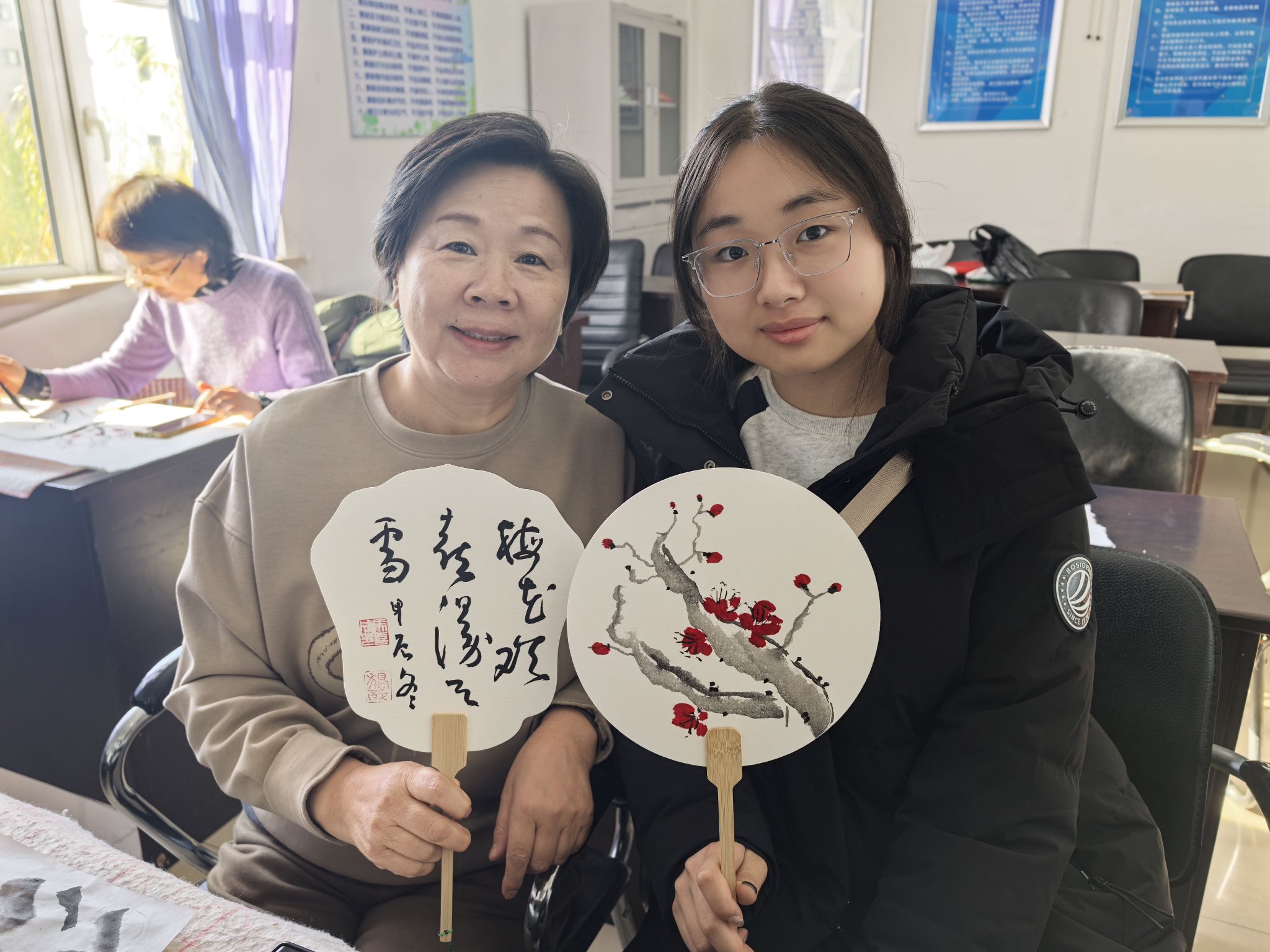 实践团成员与老年人共同绘画