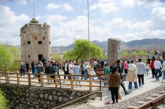 鸭绿江国门景区以独特的风景和红色历史文化底蕴吸引了大量游客.