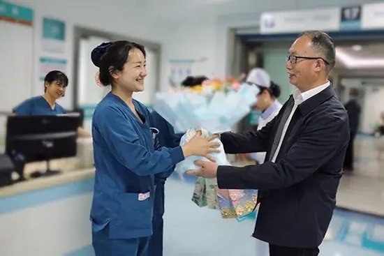 遵医附院党政领导"5.12"国际护士节慰问临床一线护士