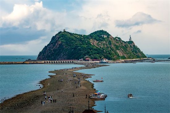 笔架山岛目前是中国唯一具有原生态地貌的天然海洋陆连岛,岛上风光