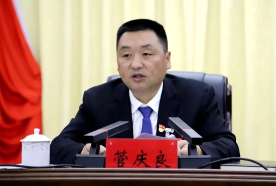 县委副书记,县长谢国波就《中共修文县委,修文县人民政府关于修文县