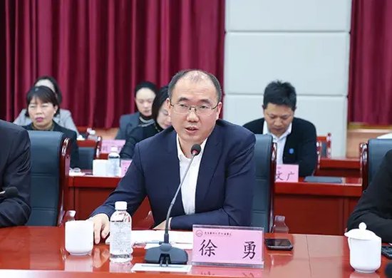 西南医科大学附属医院党委书记徐勇讲话现场交流赠送纪念品参观交流