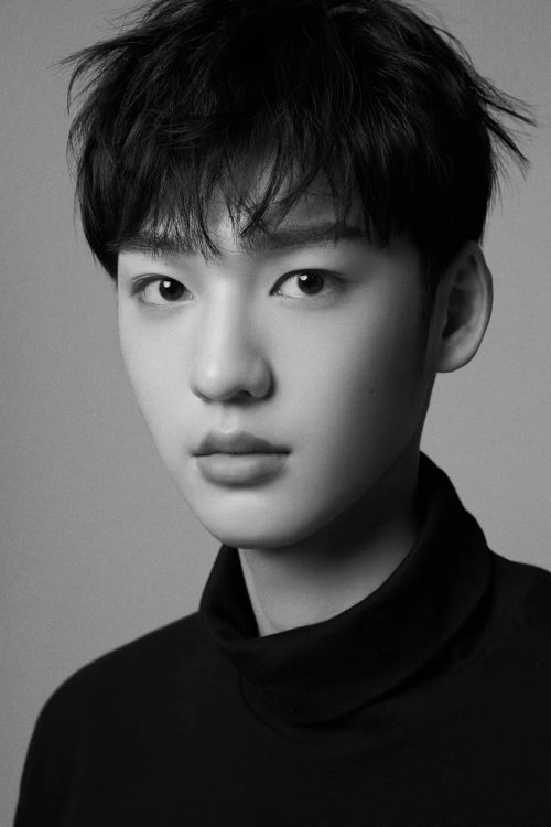 据悉,付伟伦出生于1997年,曾出演《白羽流星》《陪