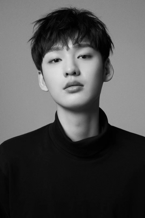 据悉,付伟伦出生于1997年,曾出演《白羽流星》《陪