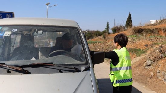 《贵阳贵安森林禁火令》宣传单,请你收好,同时请下车登记,打开后备箱