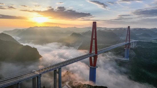 目前,贵州已建和在建桥梁超3万座,几乎囊括了所有桥型,是名副其实 ""