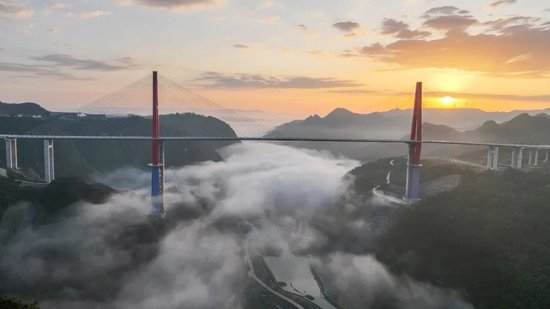 目前,贵州已建和在建桥梁超3万座,几乎囊括了所有桥型,是名副其实 ""