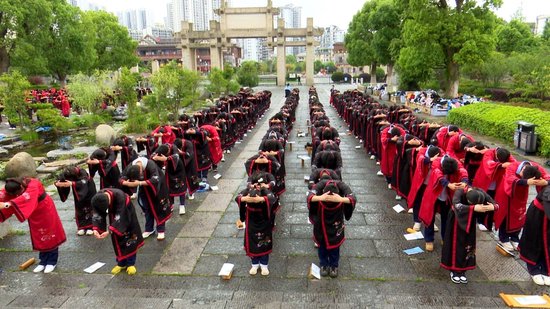 随后,学生们手握竹简,齐声诵读《教条示龙场诸生》,学习了解王阳明