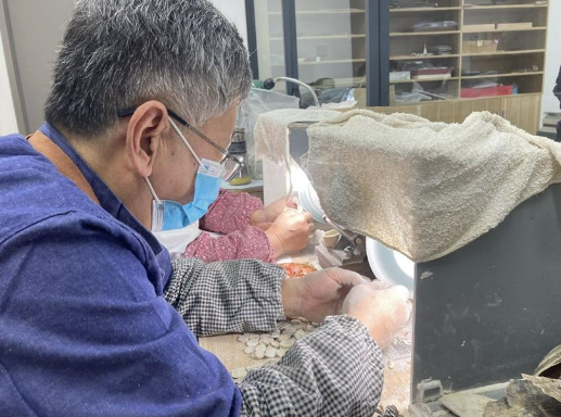 老师傅们在专心致志地工作