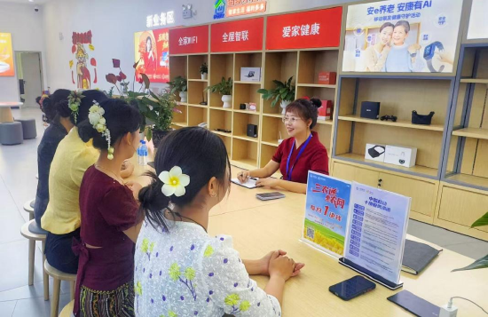 工作人员为前来办理业务的客户提供服务（2026年4月13日摄）。