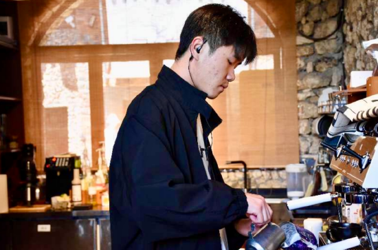 咖啡师在制作咖啡。（丽江融媒记者 和慧芳 摄）
