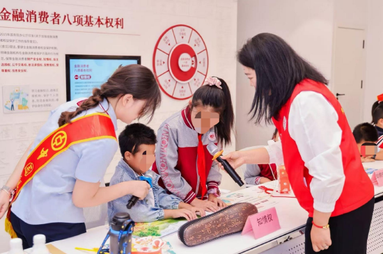 （结对伙伴用盲文在写字卡上写下“友间密语”）