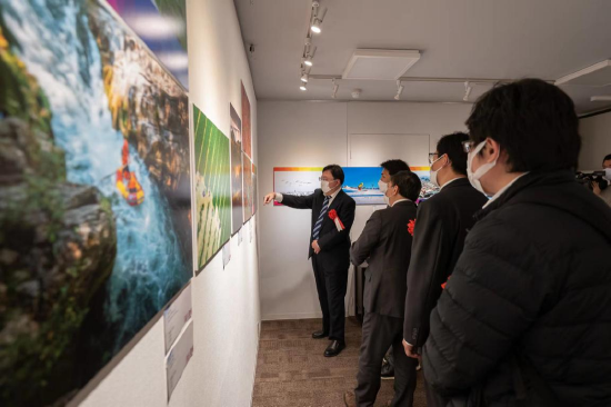 开幕式东京现场嘉宾参观巡展。大展组委会办公室供图