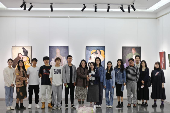 观展学生合影