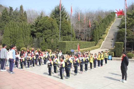 玉华小学关工委开展缅怀先烈致敬英雄清明祭英烈活动
