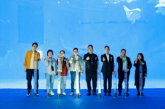 (社会各界领袖共同启幕“星海计划”,右三:重庆融创主题娱乐项目总经理 宋天琦 左四:四川美术学院建环学院副书记郭辉 右四:重庆儿童救助基金会心念爱心基金主任 刘松峰)